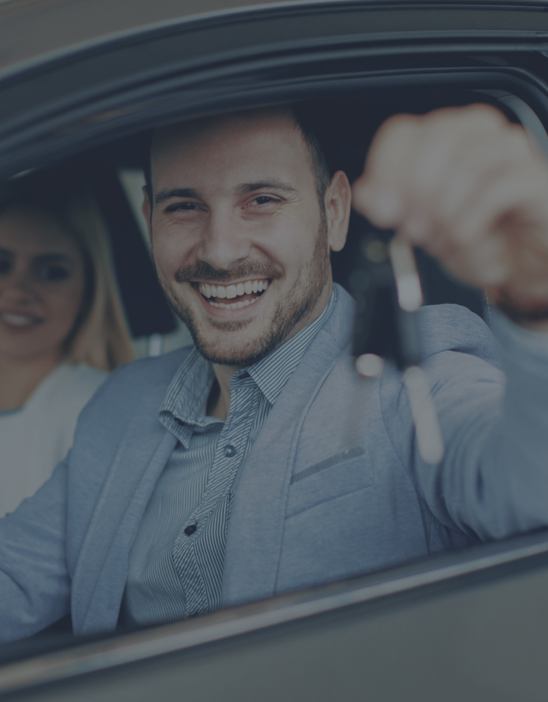 Banner na lateral direita exibindo um homem feliz segurando uma chave dentro do um carro